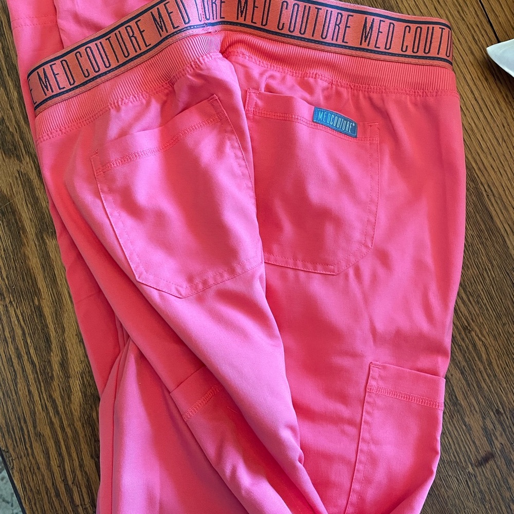 Med Couture Touch women’s yoga 2 cargo pocket pant